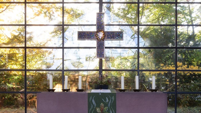 Altar der Kirche Schönow-Buschgraben mit großem Kreuz