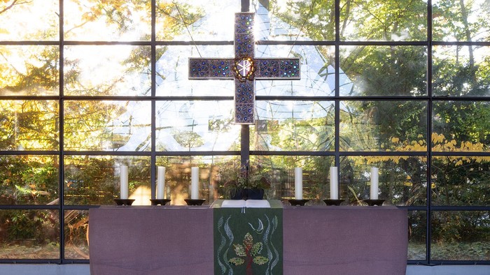 Altar der Kirche Schönow-Buschgraben mit großem Kreuz