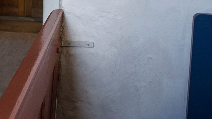 En indgang til et gammelt hus med bueformet dør.