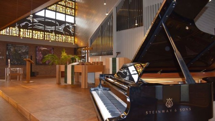 Eleganter Konzertsaal mit einem großen Steinway & Sons-Flügel sowie modernen architektonischen und dekorativen Elementen.
