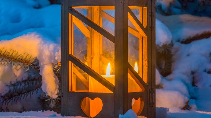 Laterne mit Kerze im Schnee