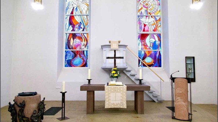 Das Foto zeigt den Altarbereich in der Evangelischen Kirche Niestetal-Heiligenrode
