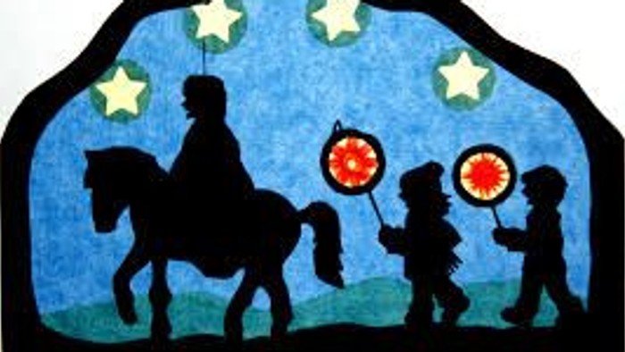 Bunte Silhouettenkunst zeigt einen Pferdeschlitten mit Kindern, die leuchtende Laternen halten, unter einem sternenklaren Nachthimmel.