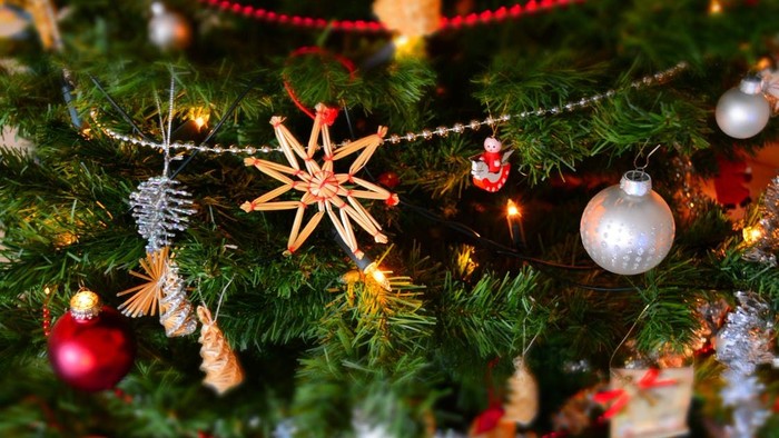 En juletree med forskellige pynt.