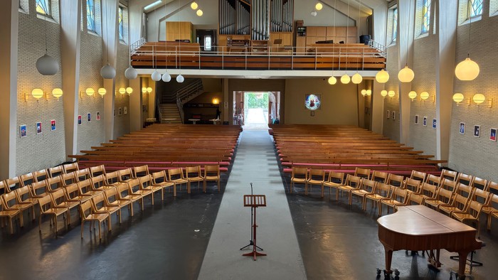 Leerer Kirchenraum der Stephanuskirche mit Stühlen vorne