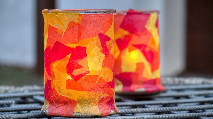 Zwei bunte Glasbehälter auf einem Metallgitter.