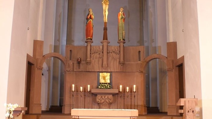 Die Kirche mit Altar, Kreuz und farbigem Fenster