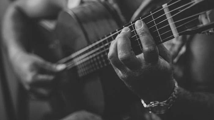 Eine Person spielt eine Gitarre.