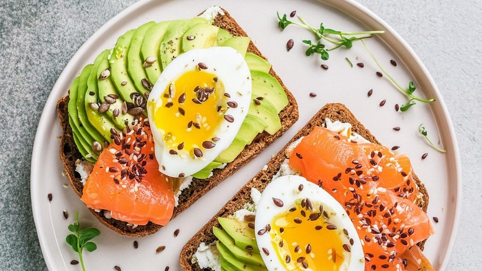 Toast med laks, æg og avokado