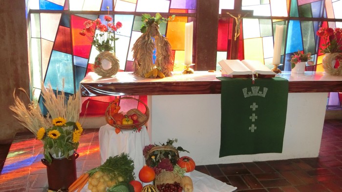 Bunt geschmückte Kirche mit Obst und Gemüse auf dem Altar