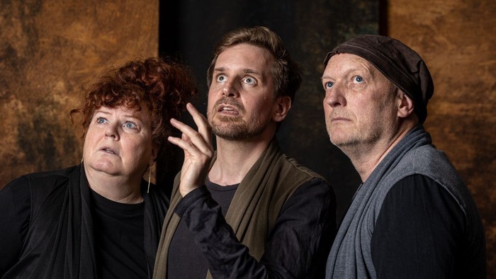 Tre personer står sammen, hver med en urolig udtryk.