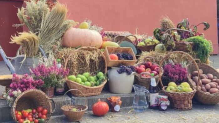 Herbstlich geschmückte Piazza am Dorothee-Sölle Haus