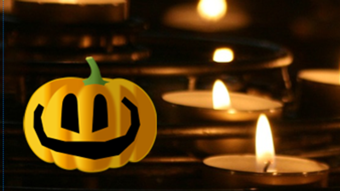 En halloweenlyst med en glade pumpke og flere lysende lygter