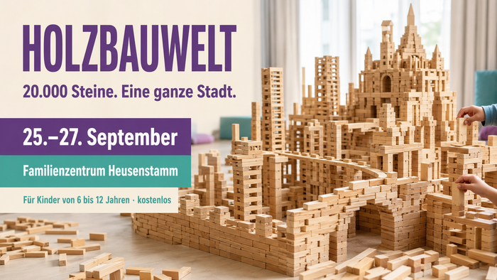 Eine große, detailreiche Stadt mit Türmen, Mauern, Brücken und einer Burg ist vollständig aus kleinen Holzbausteinen gebaut; am rechten Bildrand setzen Kinderhände weitere Steine auf.