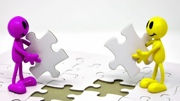 To figurer med puzzle-stykker.