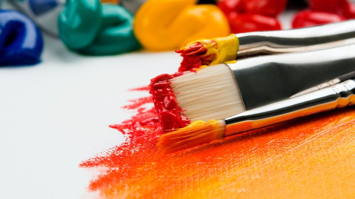 Farben und Pinsel auf einer Leinwand