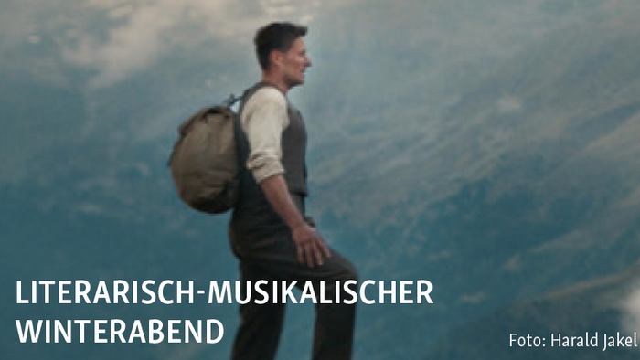 Ein Mann mit einem Rucksack steht vor einem malerischen Winterhimmel in der Abenddämmerung und wirbt für einen literarisch-musikalischen Winterabend.