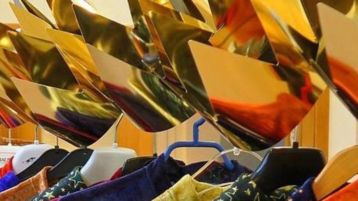 Eine Sammlung von goldenen Partyhüten und Luftballons in verschiedenen Farben