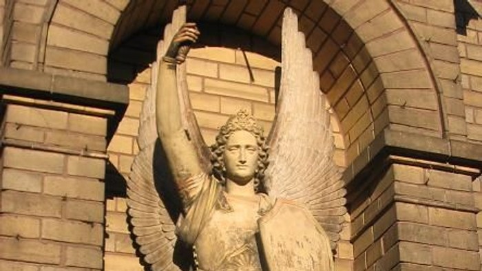 Engelsstatue fotografiert auf dem Friedhof Neuköln Hermannstraße 13