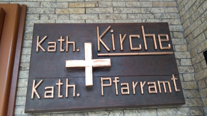 Das Schild zeigt den Namen 