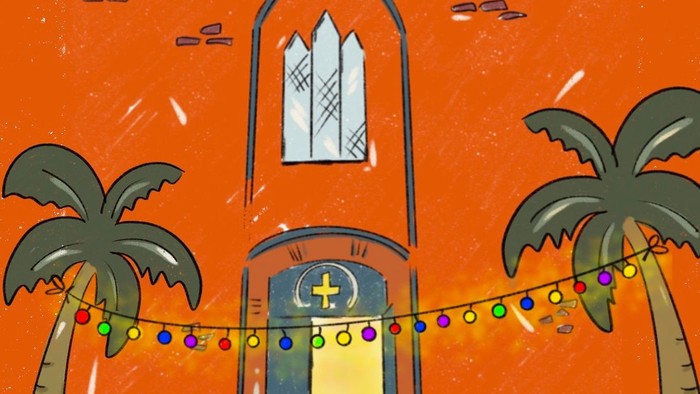 Hell erleuchteter Kircheneingang mit festlichen Lichtern und Palmen vor einem orangefarbenen Hintergrund.