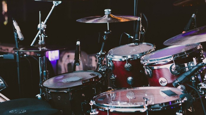 Ein Drumset auf einer Bühne mit verschiedenen Trommeln und Becken.