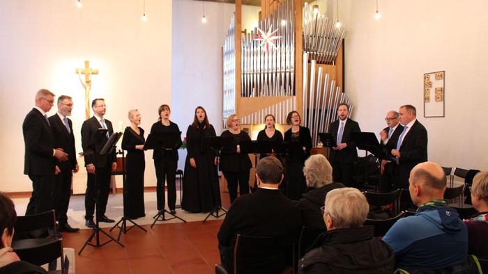 Kirchenchor, der vor der Gemeinde auftritt