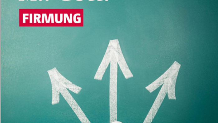 Rote Sneaker vor drei weißen Pfeilen auf grünem Boden, Richtungsauswahl symbolisierend. Mottoplakat zur Firmaktion 2027