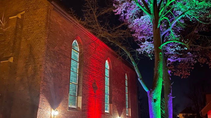 Gebäude, das nachts mit bunten Lichtern beleuchtet wird