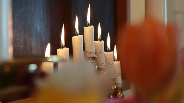 Syv tændte lys ved alteret