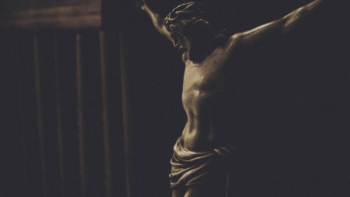 En skyggeagtig statue af Jesus Kristus på korset.