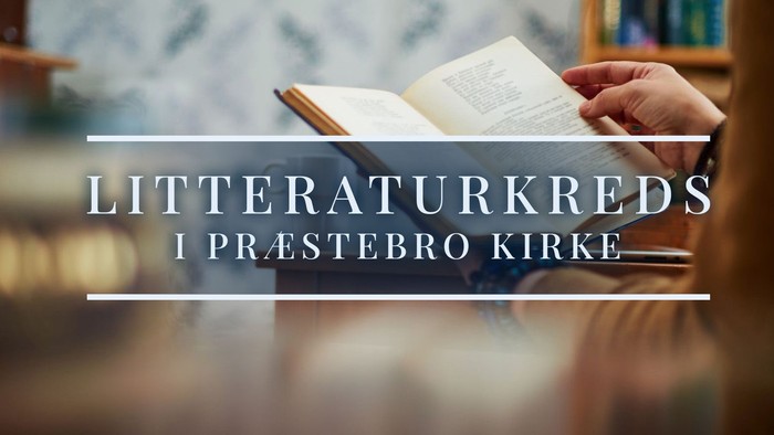 En hånd holder en åben bog i en køkkenmiljø, med teksten
