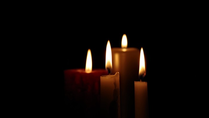 Firelyse på sort baggrund