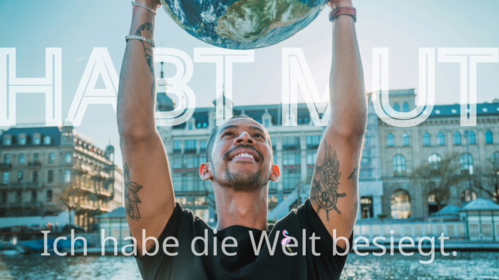 Eine Person, die einen Globus hochhält mit der bestärkenden Botschaft *„Ich habe die Welt besiegt“* auf Deutsch.