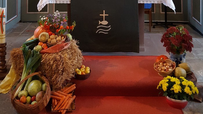 Altar in Kirche mit Obst und Gemüse geschmückt
