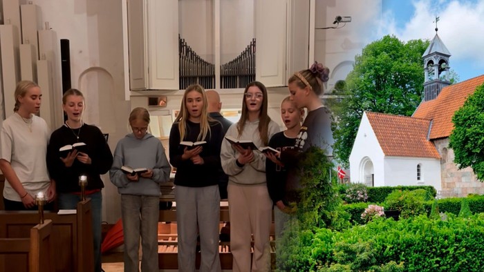 Kirkens juniorkor synger i kirken med orglet i baggrunden