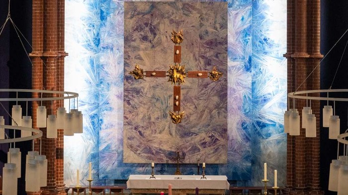 Großes Kircheninnere mit Kreuz und Altartisch