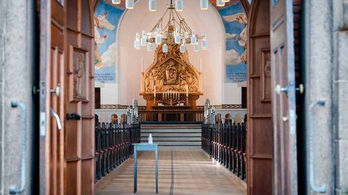 Kig ind i Ansgars Kirke gennem hoveddøren