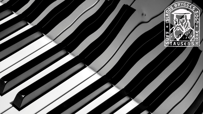 Tæt på sort-hvide klavertangenter med et logo for klavermærket Steinway & Sons i hjørnet.