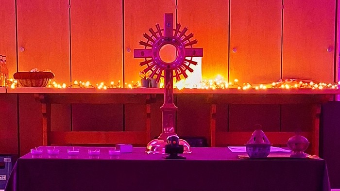 Eucharistische Anbetung im Jugendraum