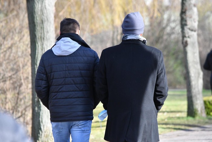 Männer im Gespräch