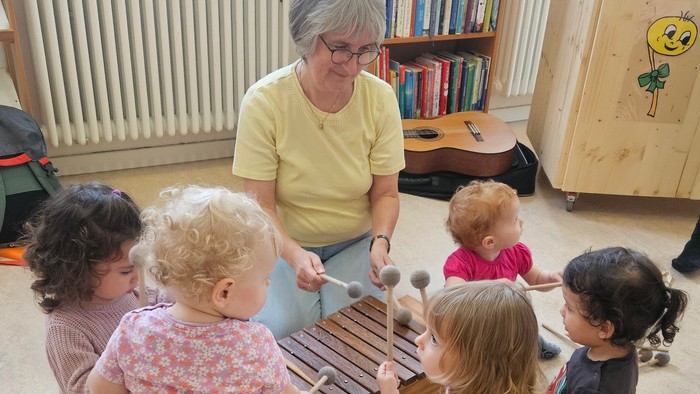 Susanne Nagel macht mit kleinen Kindern Musik