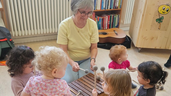 Susanne Nagel macht mit kleinen Kindern Musik