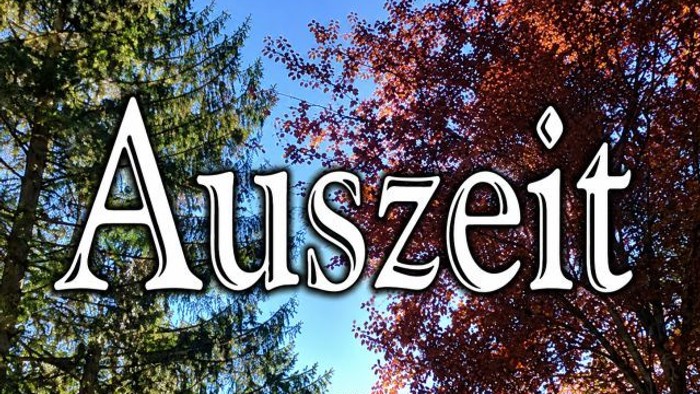 Herbstlich gestaltetes Bild mit dem deutschen Wort „Auszeit“ darübergelegt, das eine Pause oder eine Phase der Entspannung symbolisiert.