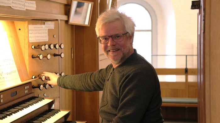 Mand spiller orgel i kirke