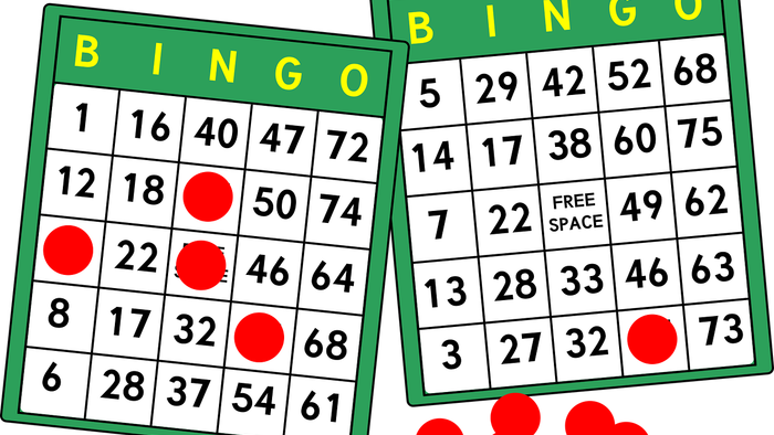Zwei Bingo-Karten mit markierten Zahlen und roten Markern, bereit für das Spiel.