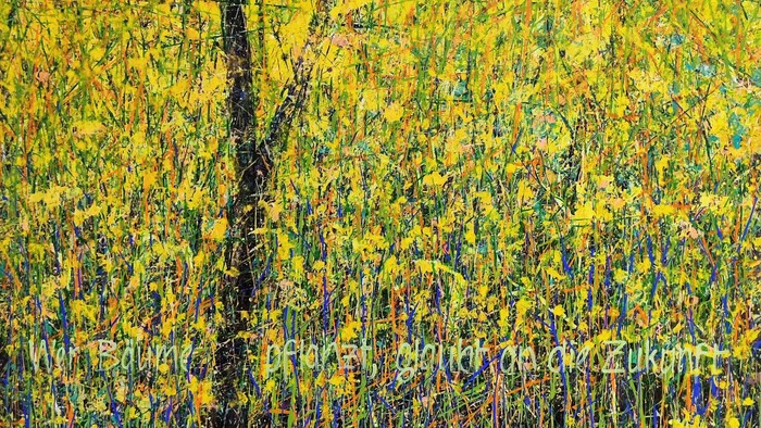 Lebendiger Herbstwald mit goldenem Laub und einem zentralen dunklen Baumstamm.