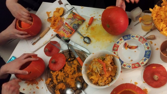 Eine festliche Essensszene mit mexikanischem Essen, Getränken und halb aufgegessenen Tellern mit leuchtend orangefarbenem Reis und Tomaten.