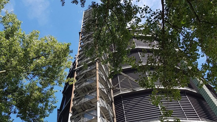 Das Bild zeigt den Gasometer in Oberhausen von außen.