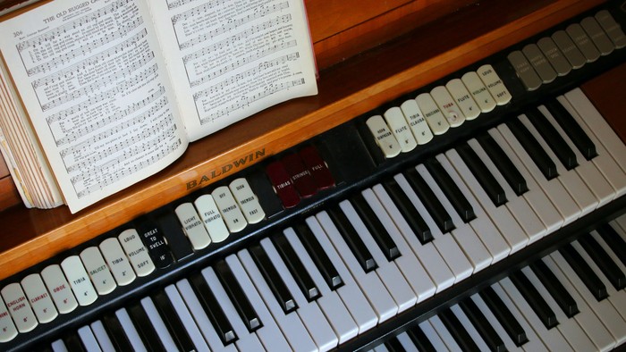 Tastatur mit Notenblatt darauf.